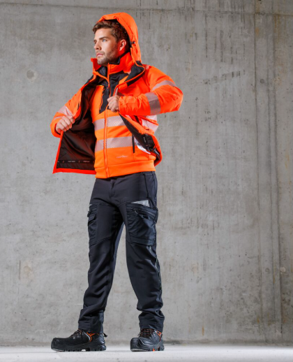 DX477 com casaco aberto