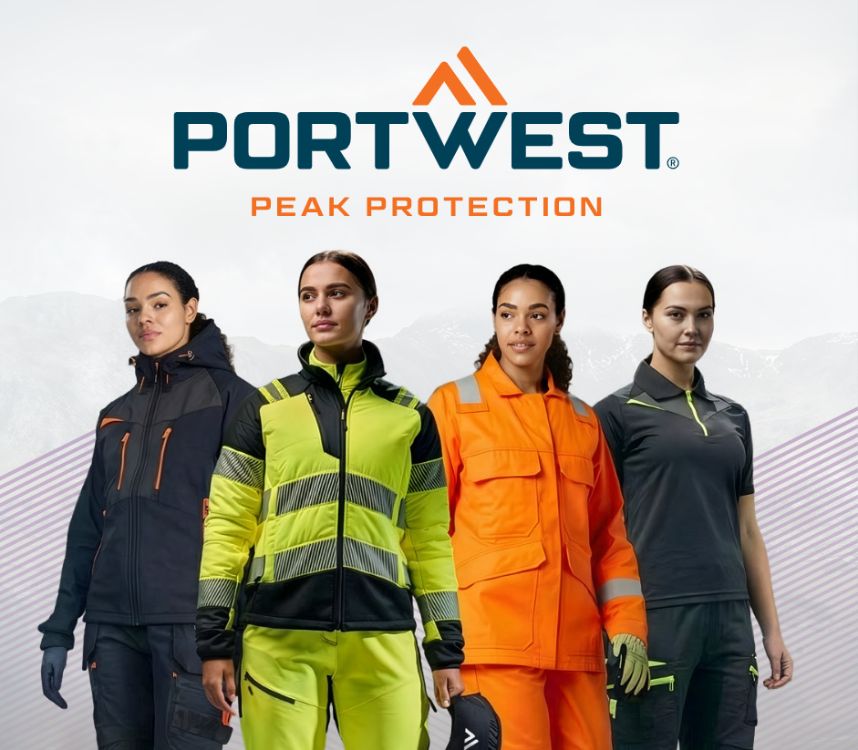 Quatro mulheres com roupa de trabalho est&atilde;o lado a lado. Ao fundo v&ecirc;-se uma paisagem montanhosa desfocada com um padr&atilde;o de riscas. Na parte superior encontra-se o log&oacute;tipo azul e laranja do fabricante Portwest.