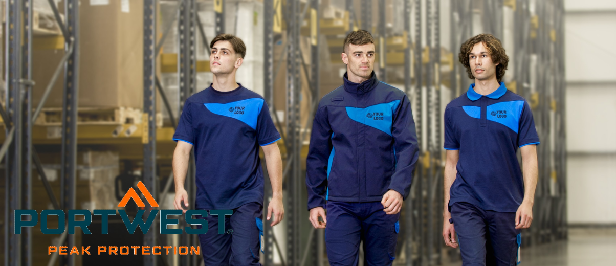 Três jovens uniformizados trabalham em diferentes tons de azul. As prateleiras de armazenamento podem ser vistas ao fundo e o logotipo da fabricante de roupas de trabalho Portwest pode ser encontrado na área inferior esquerda da imagem.