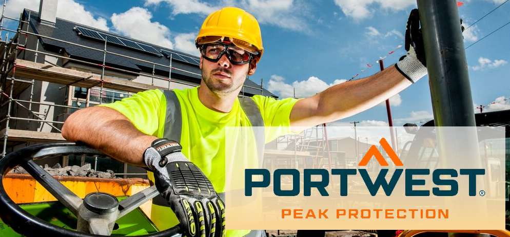 Trabalhador da construção civil com óculos de segurança, capacete e luvas num estaleiro de construção; em primeiro plano, o logótipo da Portwest com o slogan "Maximum Protection".