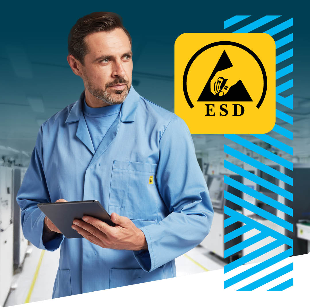 Um trabalhador com um casaco de proteção ESD azul segura um tablet. Ao fundo vê-se equipamento técnico. À direita há uma faixa azul-água com padrão e um quadrado amarelo com o símbolo ESD.