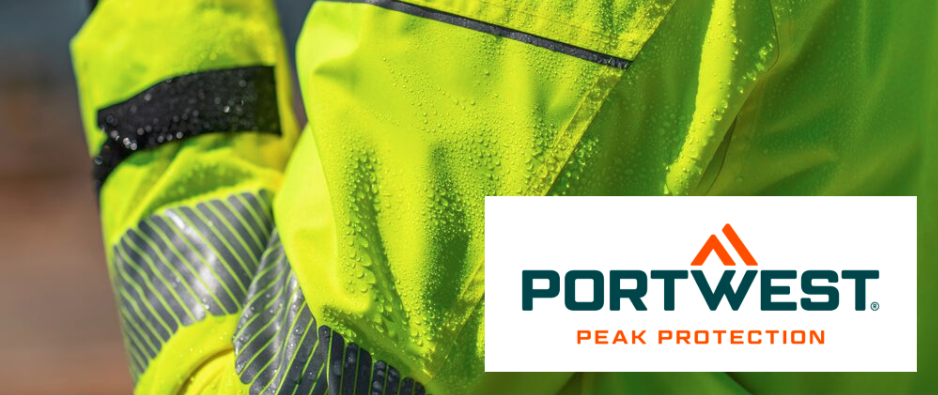Close up do casaco de chuva respirável PW3 Extreme PW360 em amarelo com riscas refletoras. Gotas de chuva escorrem do material impermeável. O logótipo do fabricante Portwest está localizado no canto inferior direito da imagem.
