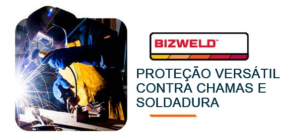 Imagem quadrada de uma pessoa com equipamento de soldadura, capacete e luvas, segurando uma máquina de soldadura centelhante e a trabalhar numa peça de metal. À direita, o logótipo da Bizweld em tons de branco, vermelho e laranja e a legenda: Proteção Versátil contra Chamas e Soldadores. É fornecido um link para os itens da coleção Bizweld.