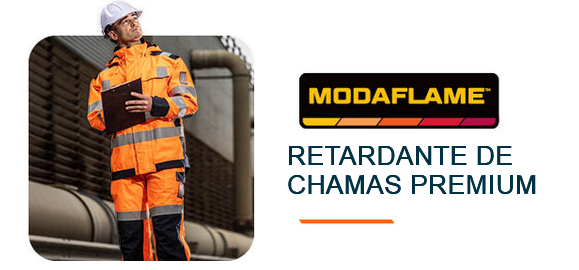 Imagem quadrada de um trabalhador com roupa de proteção cor de laranja e capacete branco, de pé em frente a um edifício industrial com grandes tubagens, segurando uma prancheta. À direita, o logótipo da coleção Modaflame em preto, vermelho e laranja e a legenda: Proteção Inerente Premium contra Chamas. É fornecido um link para os artigos da coleção Modaflame.