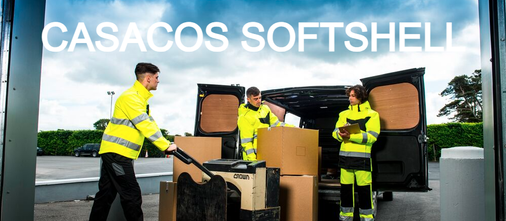 Três homens que vestem casacos softshell amarelos com riscas refletoras trabalham em frente a uma carrinha de entregas aberta com caixas e uma porta-paletes. "SOFTSHELL JACKETS" está escrito em grandes letras brancas na parte superior da imagem.