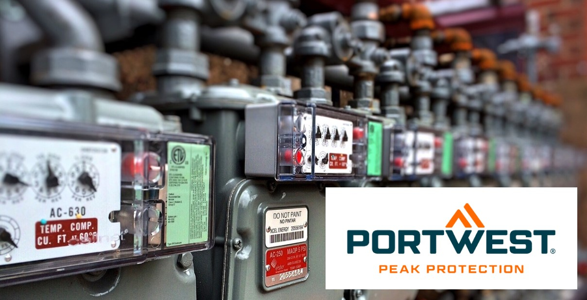 Grande plano de uma série de medidores e módulos de controlo, com o logótipo da Portwest no canto inferior direito.