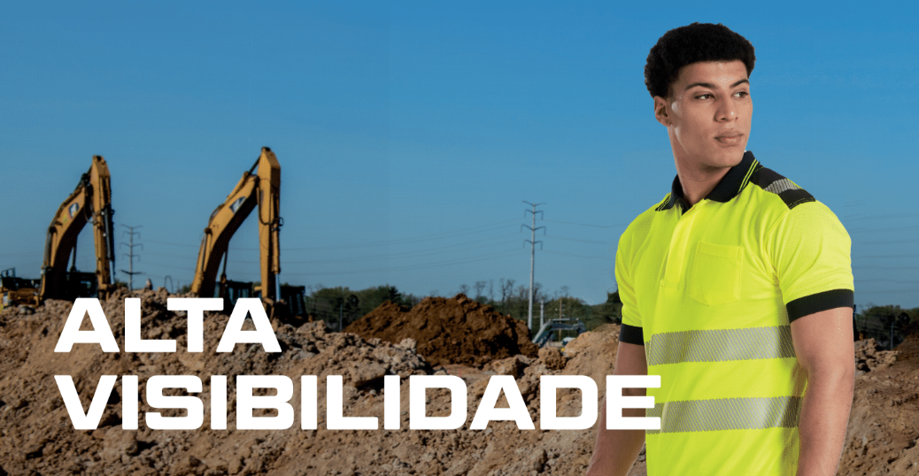 Trabalhadores em uma camisa polo amarela de advertência em frente a um cenário de canteiro de obras com guindastes laranja, linhas de energia e montes de terra. A inscrição branca diz "alta visibilidade". Link para nossa coleção de proteção de aviso.