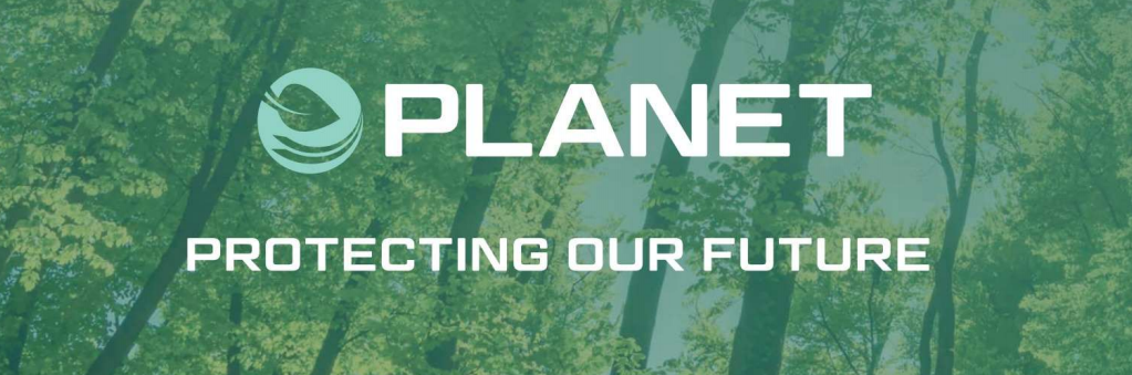 Floresta com faixa a verde transparente e a inscrição "PLANET - Proteger o nosso futuro".
