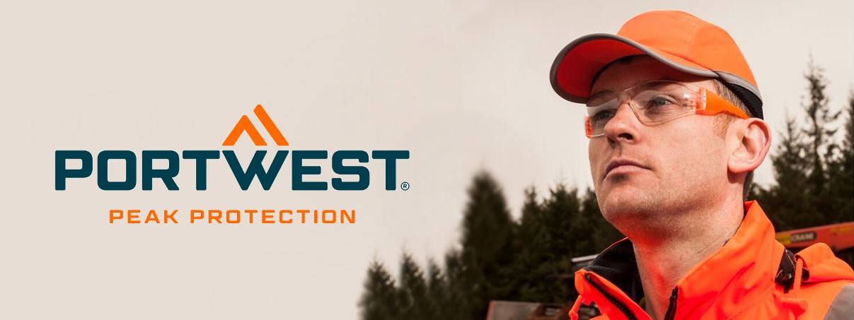 Um homem com roupa de trabalho laranja e boné laranja usa óculos de segurança e olha para cima. À sua esquerda está o logótipo "Portwest Peak Protection" contra um fundo claro com árvores verdes escuras em segundo plano. O link fornecido leva à nossa seleção de capas de pára-choques.