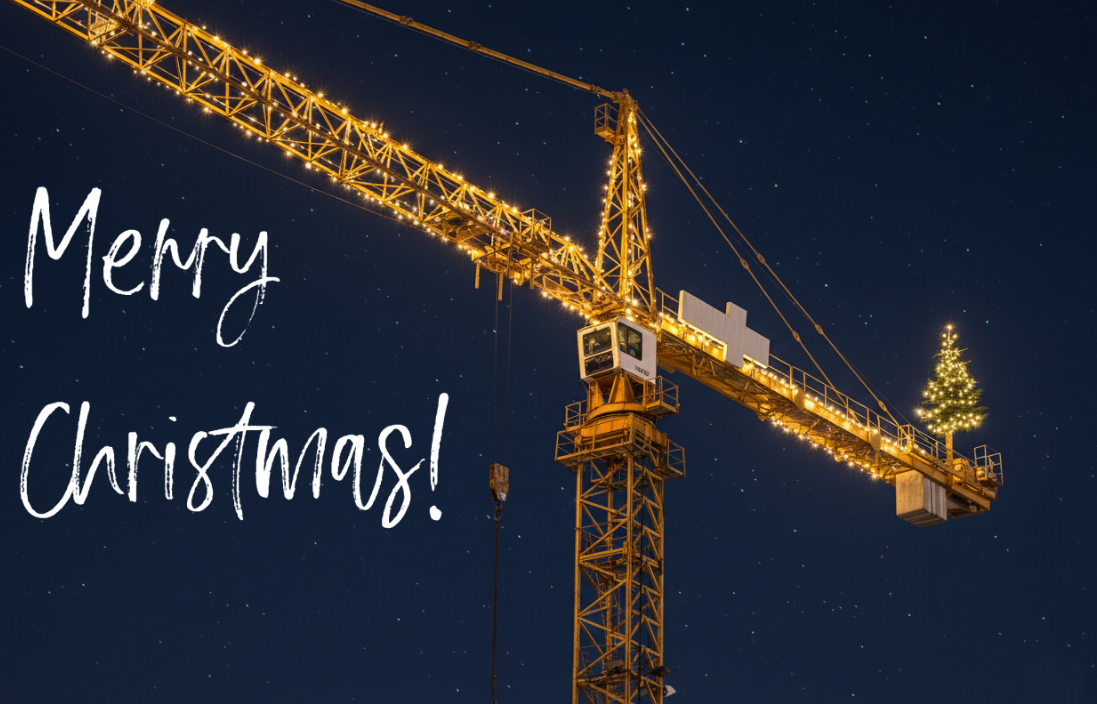 Cena noturna de um guindaste iluminado. Na extremidade traseira do guindaste h&aacute; uma &aacute;rvore de Natal com ilumina&ccedil;&atilde;o amarelo-quente e, no lado esquerdo da imagem, aparece a inscri&ccedil;&atilde;o &lsquo;Merry Christmas&rsquo; em letras brancas elegantes.