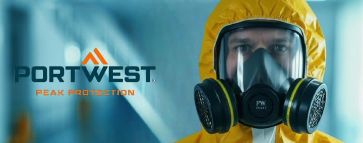 Um trabalhador com um fato de proteção amarelo. Apenas a sua cabeça e parte dos ombros estão visíveis. Está a usar a máscara facial completa Vienna P500. O fundo é azul e desfocado. O logótipo laranja e azul da Portwest é visível no lado esquerdo da imagem.
