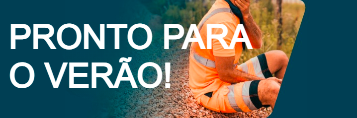 Imagem de um trabalhador com roupa curta, laranja e de alta visibilidade: a pessoa está a usar uma t-shirt e calções com riscas refletoras e detalhes pretos. Está sentado numa encosta de cascalho, com um prado e troncos de árvores ao fundo. Pronto para o verão está escrito em letras brancas na parte esquerda da imagem.