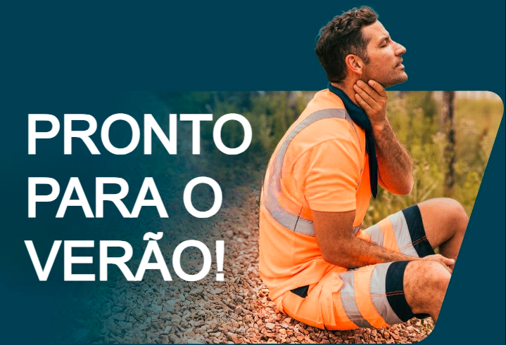 Imagem de um trabalhador com roupa curta, laranja e de alta visibilidade: a pessoa está a usar uma t-shirt e calções com riscas refletoras e detalhes pretos. Está sentado numa encosta de cascalho, com um prado e troncos de árvores ao fundo. Pronto para o verão está escrito em letras brancas na parte esquerda da imagem. É fornecido um link para as nossas roupas de verão.