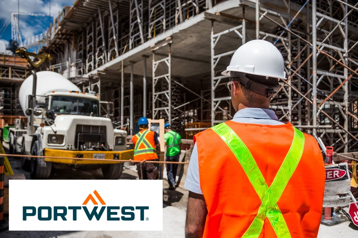 Um trabalhador da construção civil que usa um capacete de segurança branco e um colete de segurança laranja com listas refletoras está num estaleiro de construção. Ao fundo, podem ver-se mais trabalhadores, uma betoneira e andaimes. Logótipo da Portwest visível no canto. É disponibilizado um link para a seleção de diversas peças de vestuário de alta visibilidade.