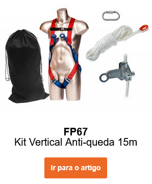 Imagem do Kit de proteção contra quedas 15m FP67 num manequim, com bolsa preta de cordão, mosquetões, corda e fixador de corda. O link leva à página do artigo.