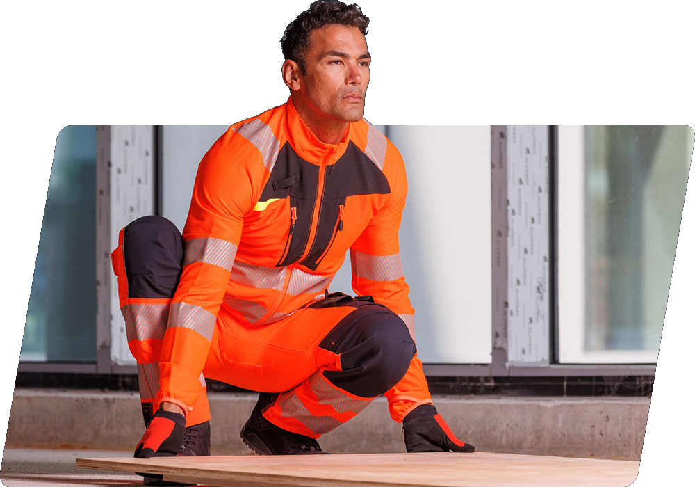 Um trabalhador de cabelos escuros e roupas laranja de alta visibilidade levantando um painel de madeira do chão. Há um link para nossa coleção DX4.