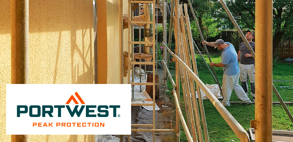 Dois pintores trabalham junto a andaimes na fachada de um edifício. Vestem calças brancas de pintor e t-shirts coloridas. Em primeiro plano, pode ver-se o logótipo da "Portwest Peak Protection".
