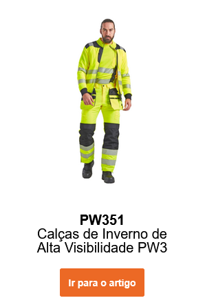 Imagem de um trabalhador com cabelo castanho e barba a usar as cal&ccedil;as de inverno de alta visibilidade PW3 PW351 em amarelo com casaco correspondente. Um link para o artigo est&aacute; inclu&iacute;do.