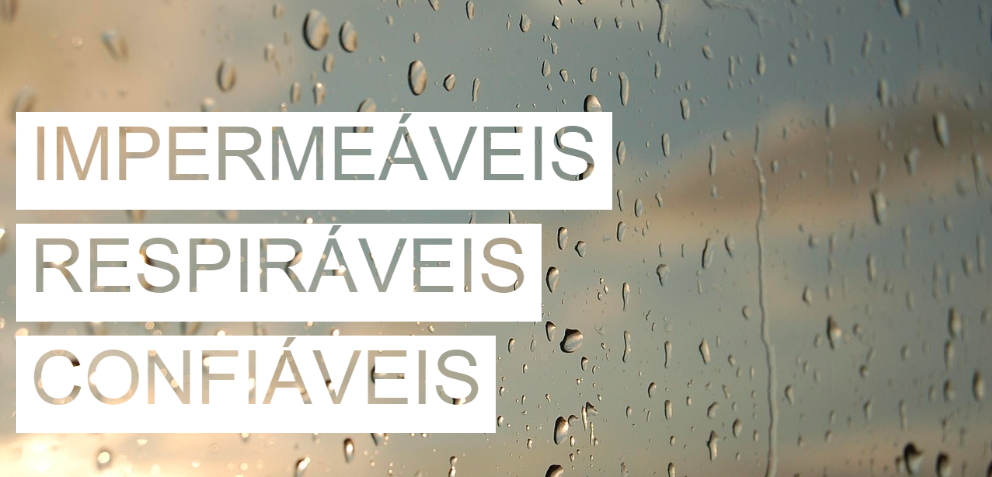 Um painel de vidro com gotas de água. Atrás dele, pode ver-se um céu azul com nuvens cinzentas. As palavras "À prova de água, Respirável, Fiável" estão destacadas a branco e recortadas.