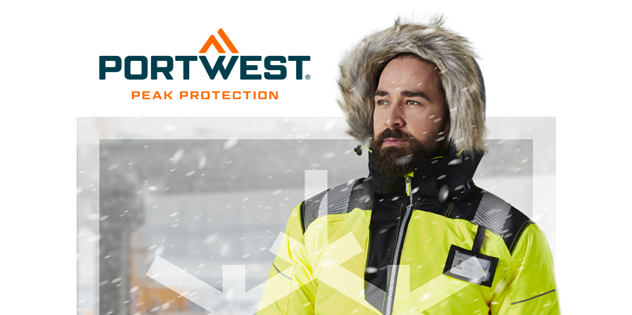 Trabalhador barbudo contra um fundo coberto de neve, com um capuz forrado de pele na cabeça e uma jaqueta de inverno amarela de alta visibilidade.