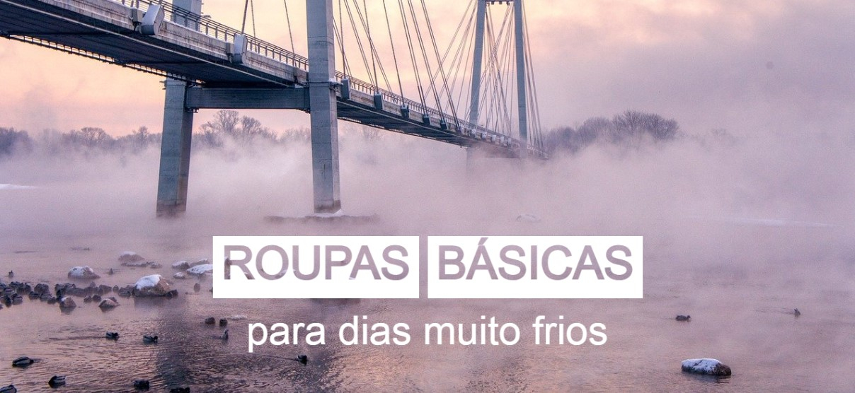 Uma ponte suspensa que atravessa um rio nebuloso e congelado, captada ao nascer do sol. O texto “Roupa interior para dias de trabalho extremamente frios” é colocado sobre a imagem em letras grandes e brancas. A cena transmite uma atmosfera invernal e gelada.