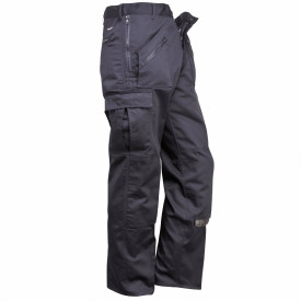 Cal&ccedil;a Action Portwest S887 em preto. Est&aacute; inclu&iacute;da uma liga&ccedil;&atilde;o para a p&aacute;gina do artigo.