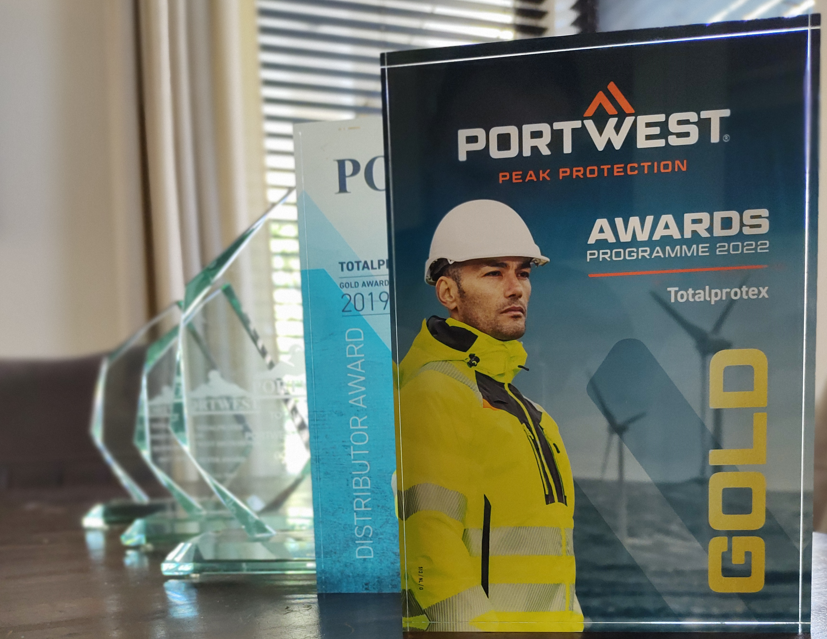 Na foto você confere os diversos prêmios que a Totalprotex recebeu. O primeiro é o Portwest Gold Award.