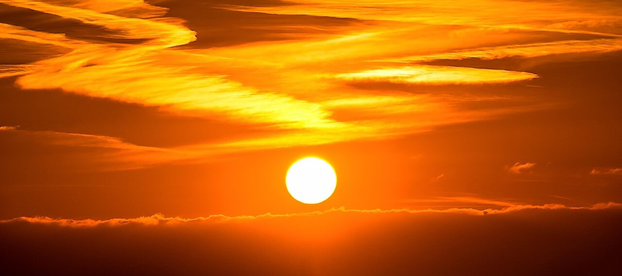 O sol põe-se contra um céu vermelho intenso, e quase se consegue sentir o calor.